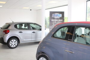 tweedehands wagens in garage geel