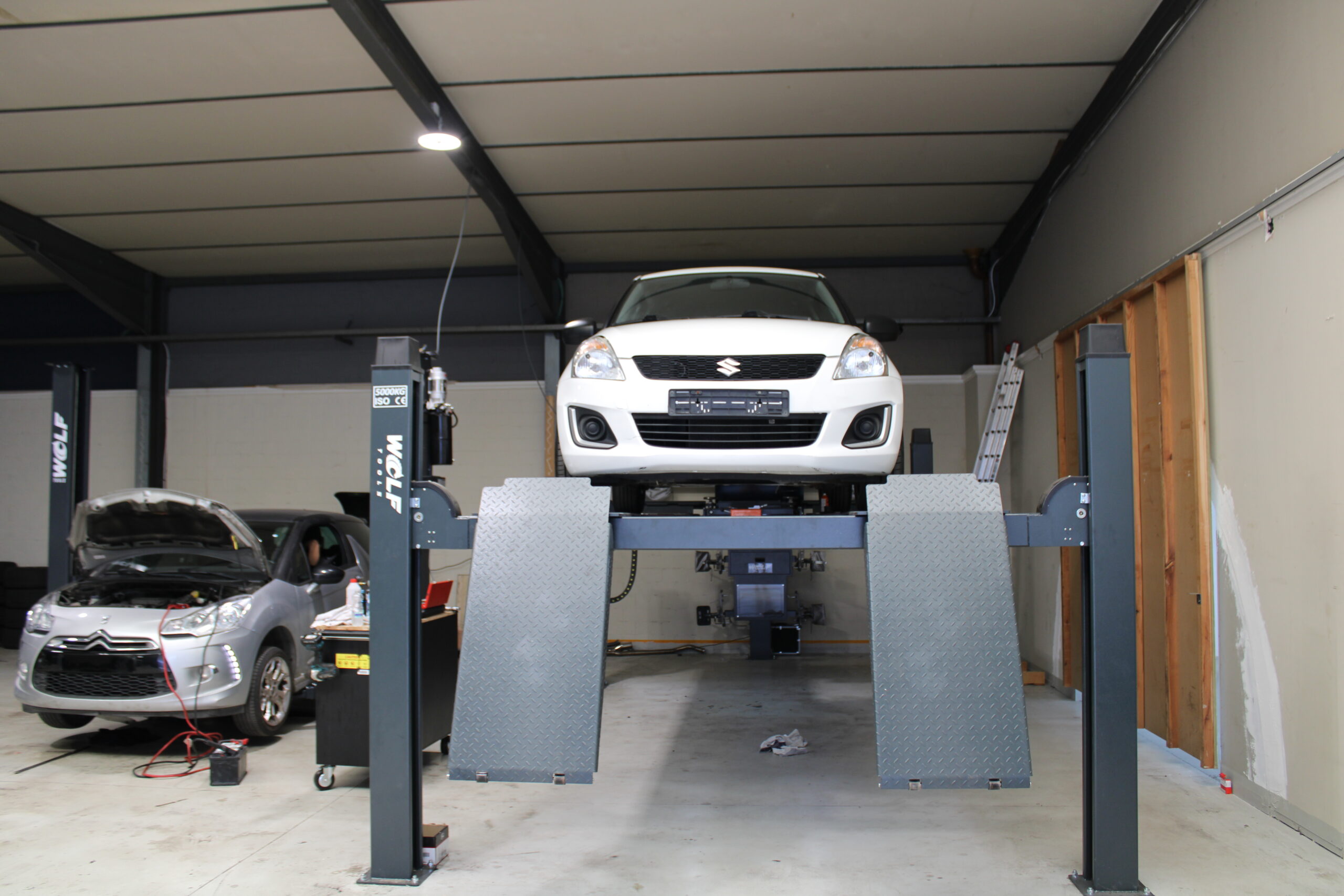 auto op de brug in de garage