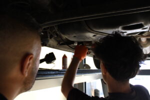 onderhoud aan een wagen