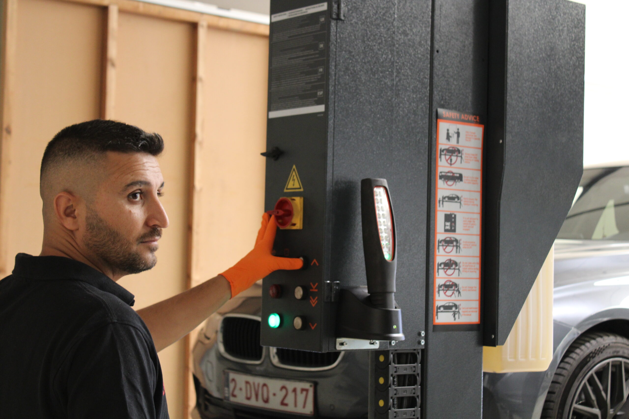 auto op de brug binnen in de garage
