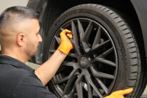 nieuwe band wordt geïnstalleerd op de wagen