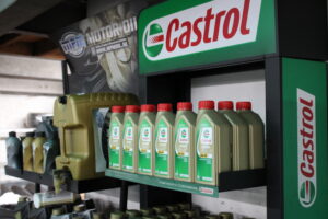 rek met castrol olie in garage antwerpen