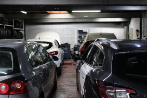 enkele auto's in de garage