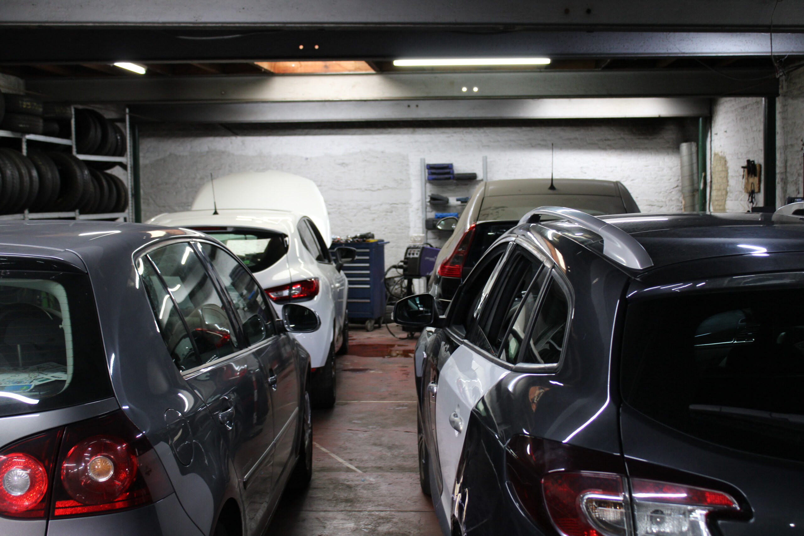 enkele auto's in de garage