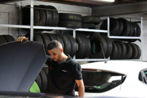 werknemer kijkt onder de motorkap in de garage in antwerpen