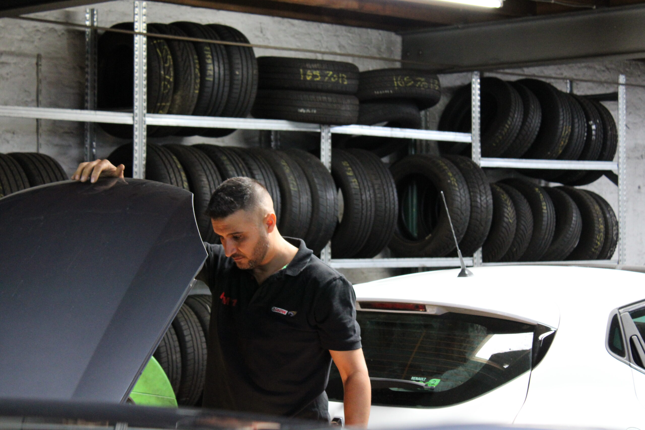 werknemer kijkt onder de motorkap in de garage in antwerpen